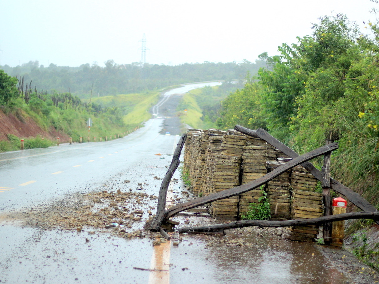 Đường 250 tỷ đồng chưa nghiệm thu đã nát, bao giờ thông tuyến? ảnh 1