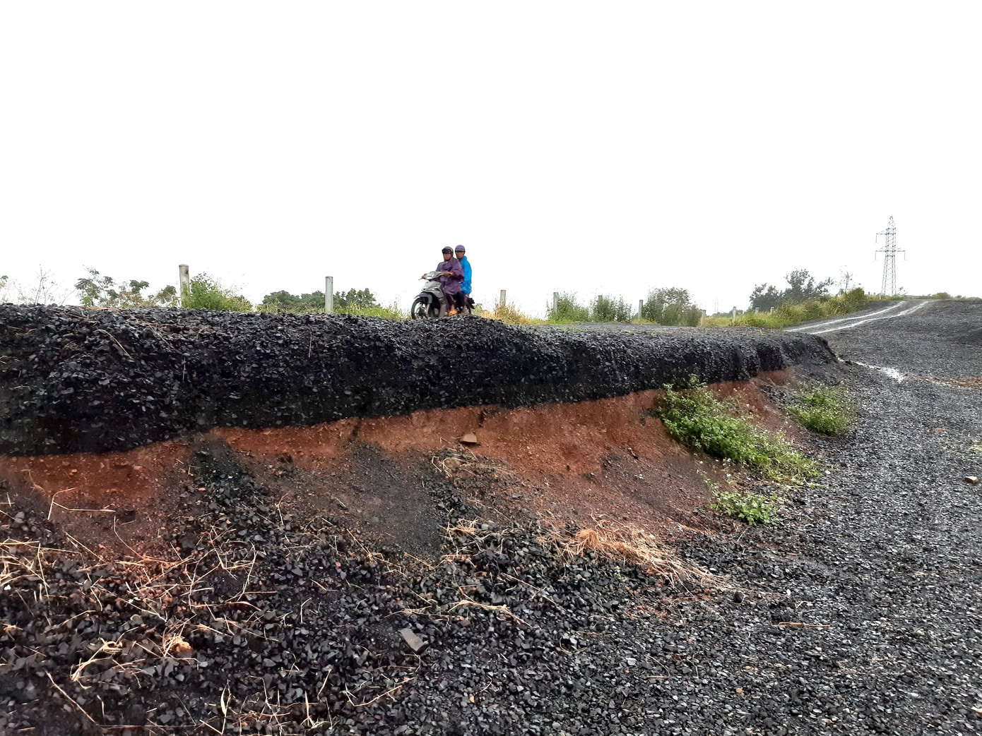 Đường 250 tỷ đồng chưa nghiệm thu đã nát, bao giờ thông tuyến? ảnh 6