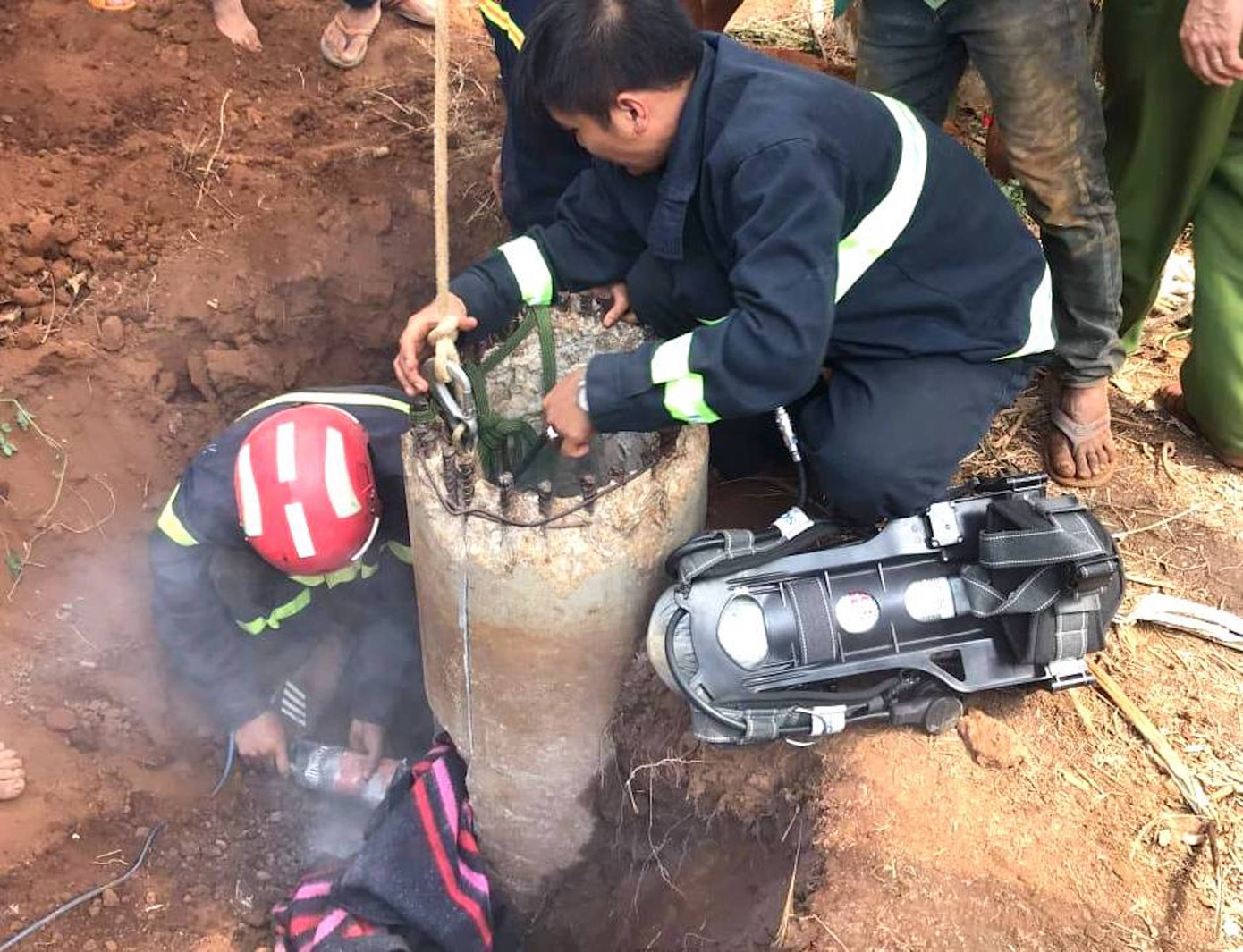 Giải cứu bé trai lọt xuống vị trí hiểm trụ điện cao thế ảnh 1