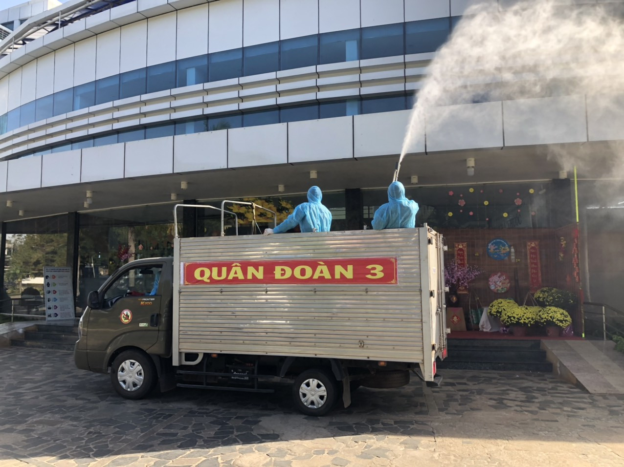 Quân đoàn 3 phun hoá chất khử khuẩn hàng loạt điểm ở Gia Lai ảnh 7