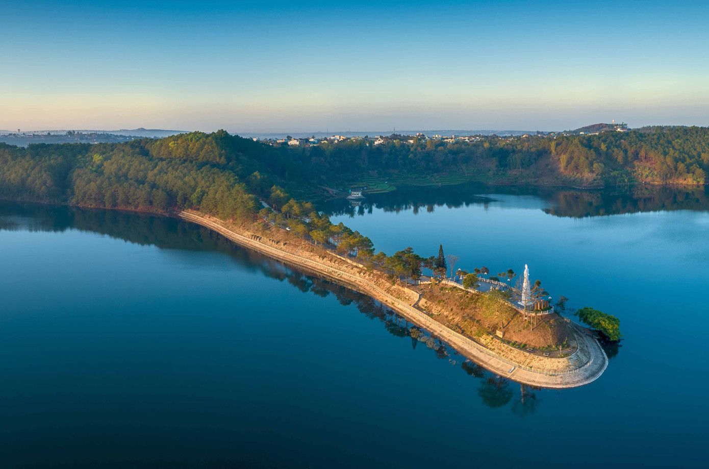 Ngắm phố núi Pleiku vừa được công nhận đô thị loại I ảnh 2