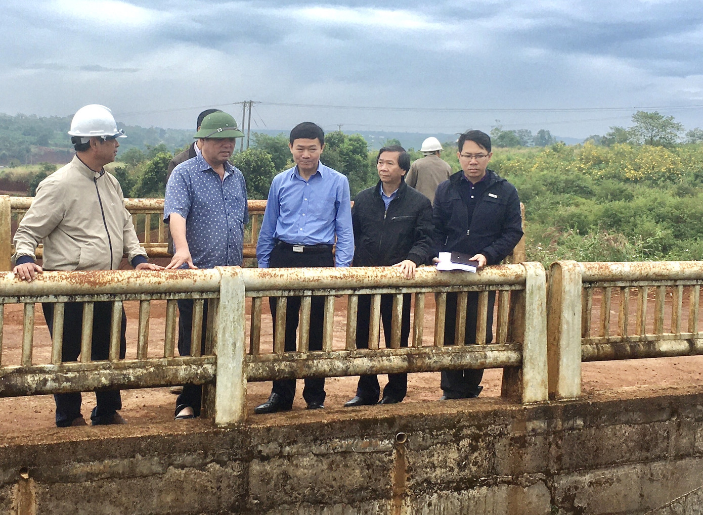 Trực 24/24 giờ ở các hồ chứa đảm bảo an cho người dân vùng hạ du trước bão số 6 ảnh 1