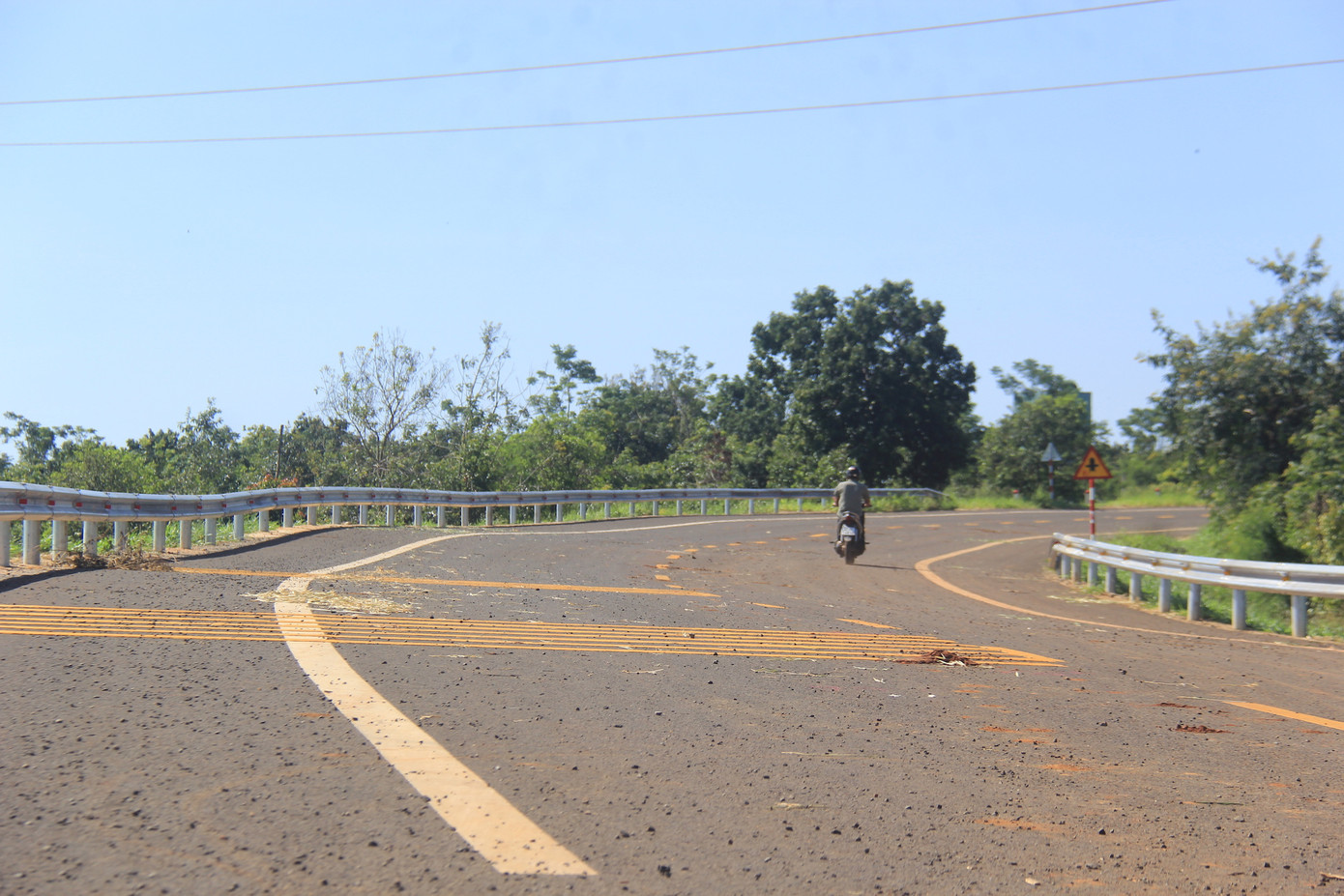 Thêm điểm võng 'lạ' trên đường 250 tỉ đồng chưa nghiệm thu đã hỏng ảnh 1