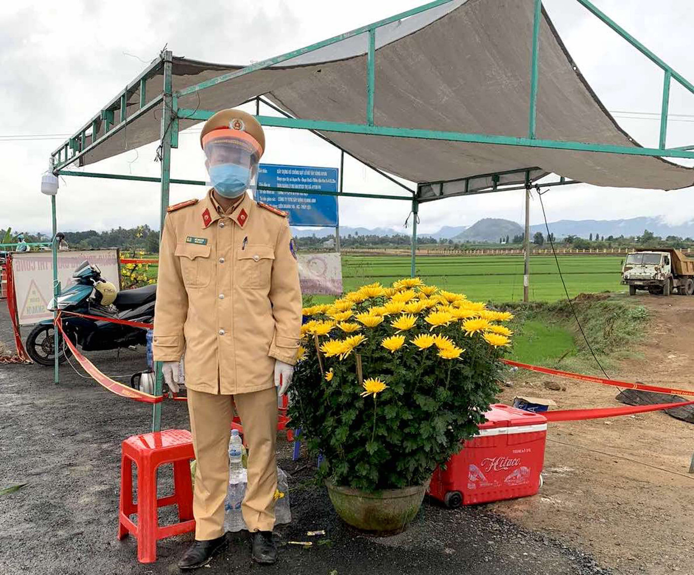 Xem cán bộ y tế, chiến sĩ ở Gia Lai đón Tết trên chốt gác ‘chống giặc’ COVID-19 ảnh 4