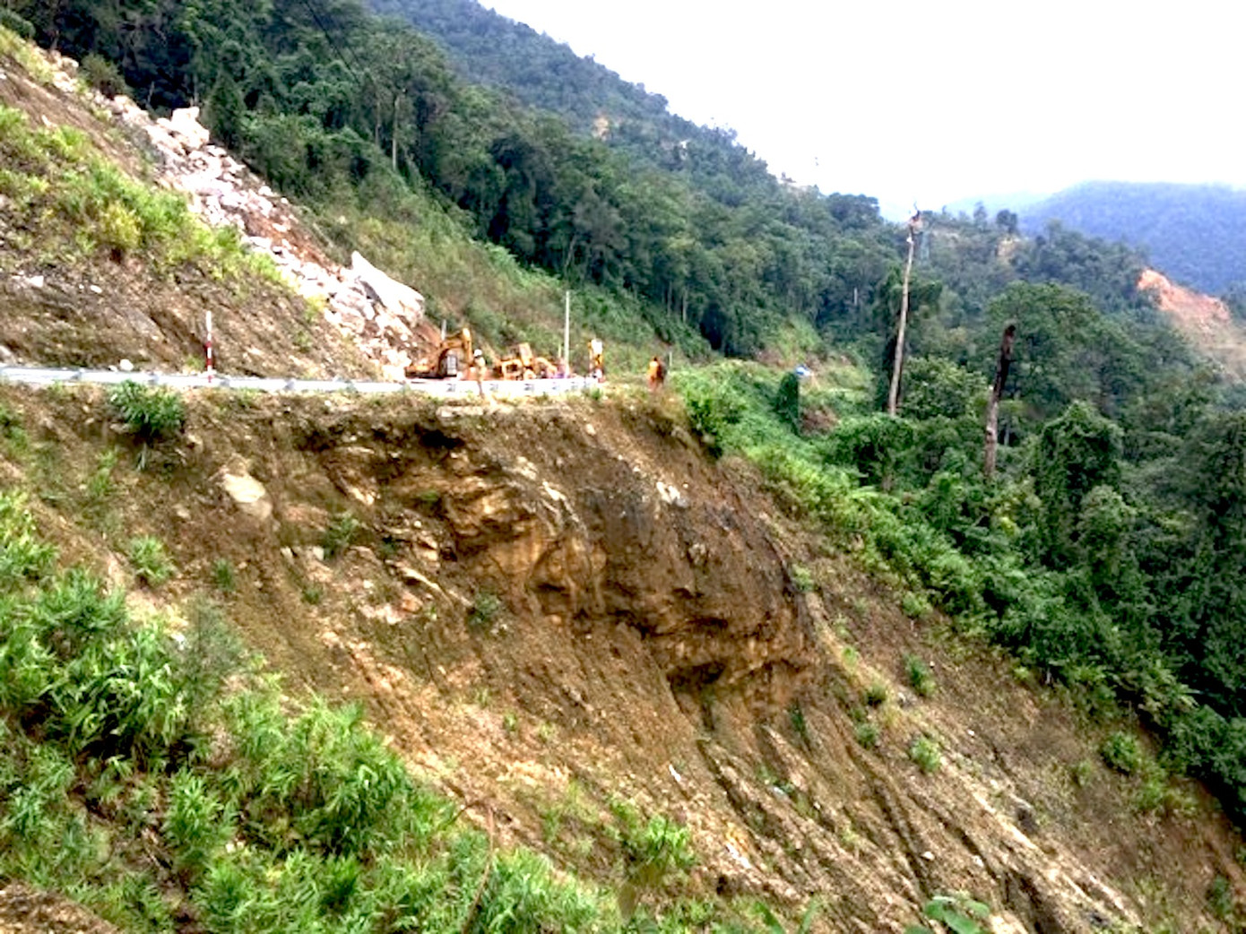 Cận cảnh những tảng đá nặng hơn trăm tấn sạt lở ở Kon Tum ảnh 3