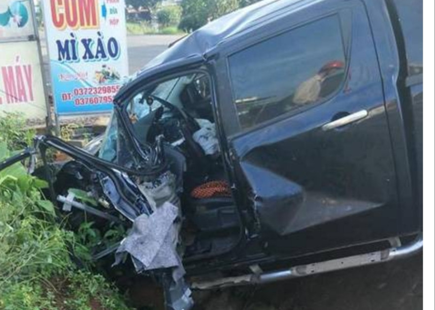 Xe khách đi sai phần đường tông 'bay' ô tô bán tải ảnh 1