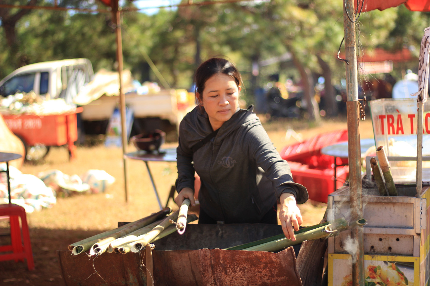 Đổ xô tới ngọn đồi bị loại cỏ 'nhuộm' màu hồng quyến rũ ảnh 11