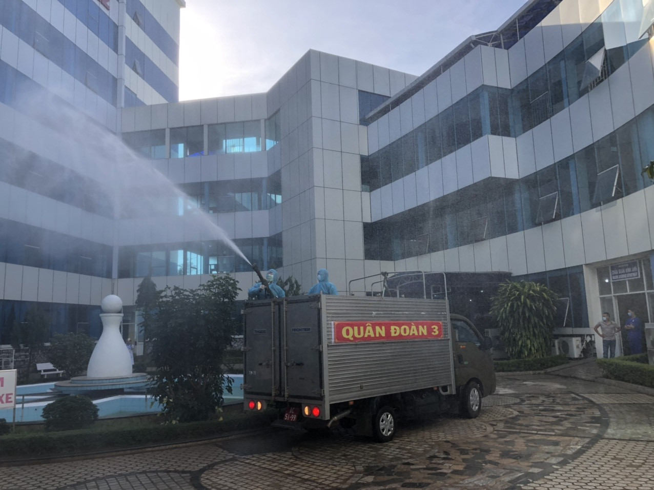 Quân đoàn 3 phun hoá chất khử khuẩn hàng loạt điểm ở Gia Lai ảnh 9