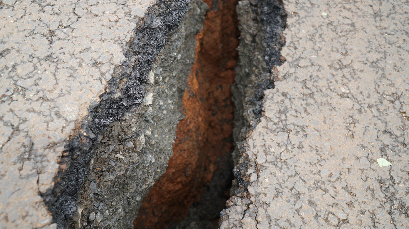 Sau trận mưa, đường 250 tỷ vừa mới làm xong nứt rộng toác ngoác ảnh 3