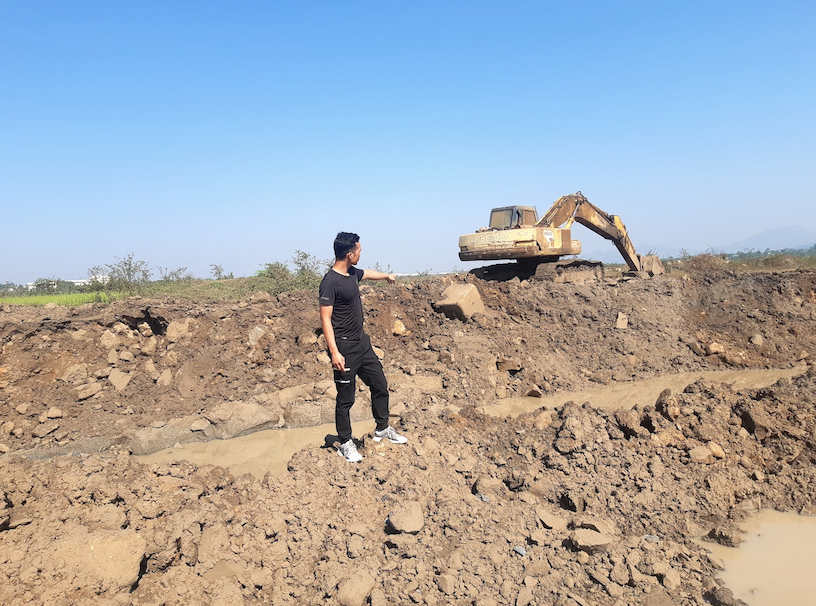 Cận cảnh mỏ đá trái phép khổng lồ gần trụ sở UBND xã ảnh 11