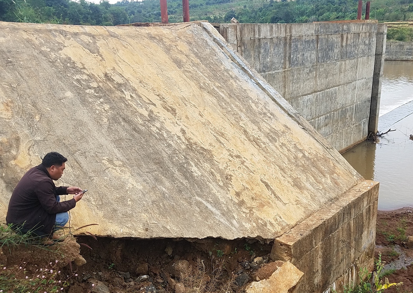 Tin mới vụ công trình thuỷ lợi 23 tỉ đồng vừa làm xong đã hỏng ảnh 1