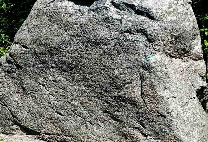 Giải mã dòng ký tự lạ khắc trên bia đá cổ ở Gia Lai ảnh 2