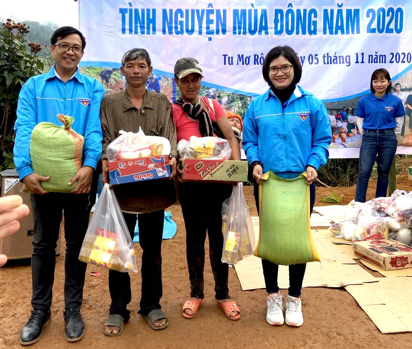 Thanh niên Kon Tum giúp người dân khắc phục hậu quả sau bão ảnh 1