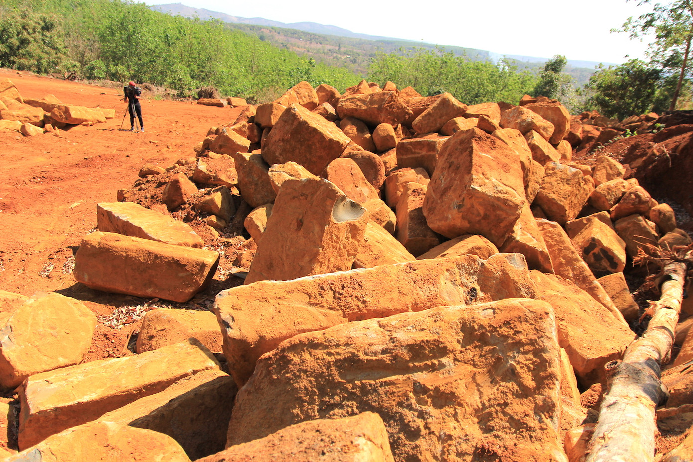 Cận cảnh mỏ đá trái phép khổng lồ gần trụ sở UBND xã ảnh 6