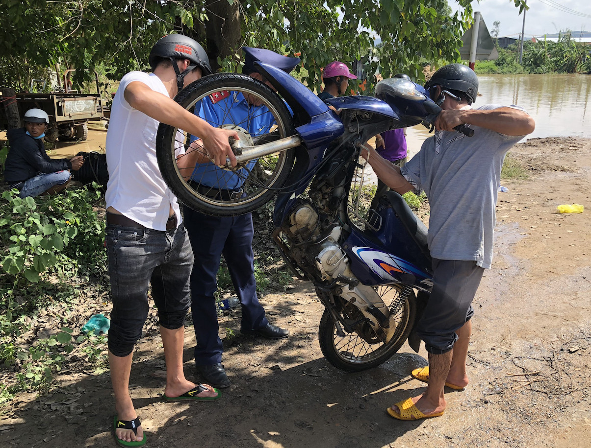 Sau bão số 12: Nhiều tuyến đường ở Gia Lai bị chia cắt, hối hả di dân ảnh 2