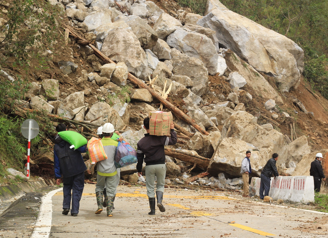 Cận cảnh những tảng đá nặng hơn trăm tấn sạt lở ở Kon Tum ảnh 5