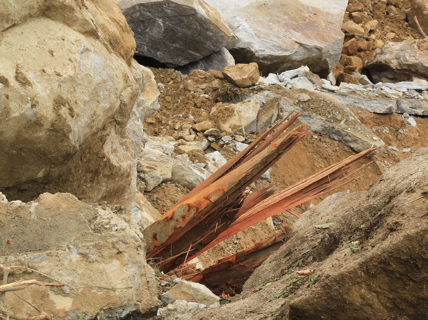 Cận cảnh những tảng đá nặng hơn trăm tấn sạt lở ở Kon Tum ảnh 8