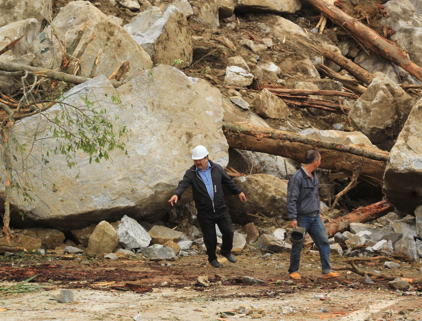 Cận cảnh những tảng đá nặng hơn trăm tấn sạt lở ở Kon Tum ảnh 7