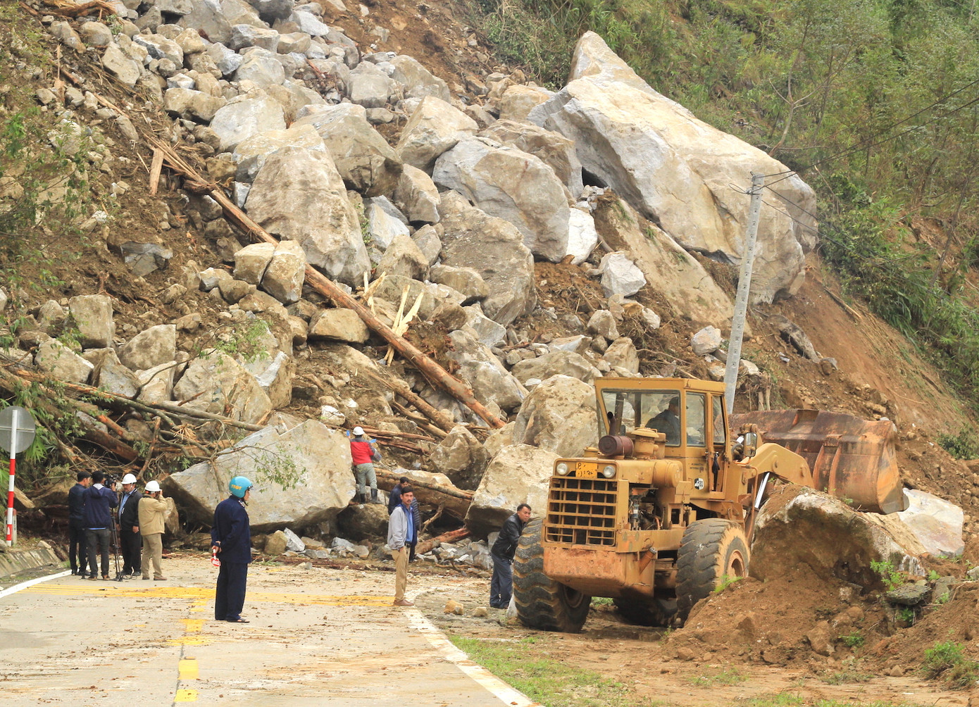 Cận cảnh những tảng đá nặng hơn trăm tấn sạt lở ở Kon Tum ảnh 10