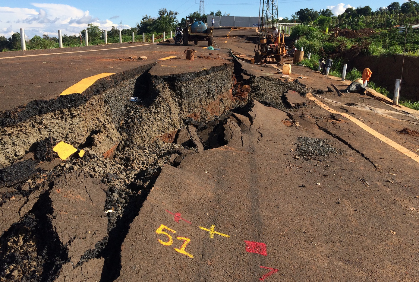 Chứng kiến đường 250 tỉ sụp lún dữ dội, Đại biểu Quốc hội kêu quá khủng khiếp ảnh 2