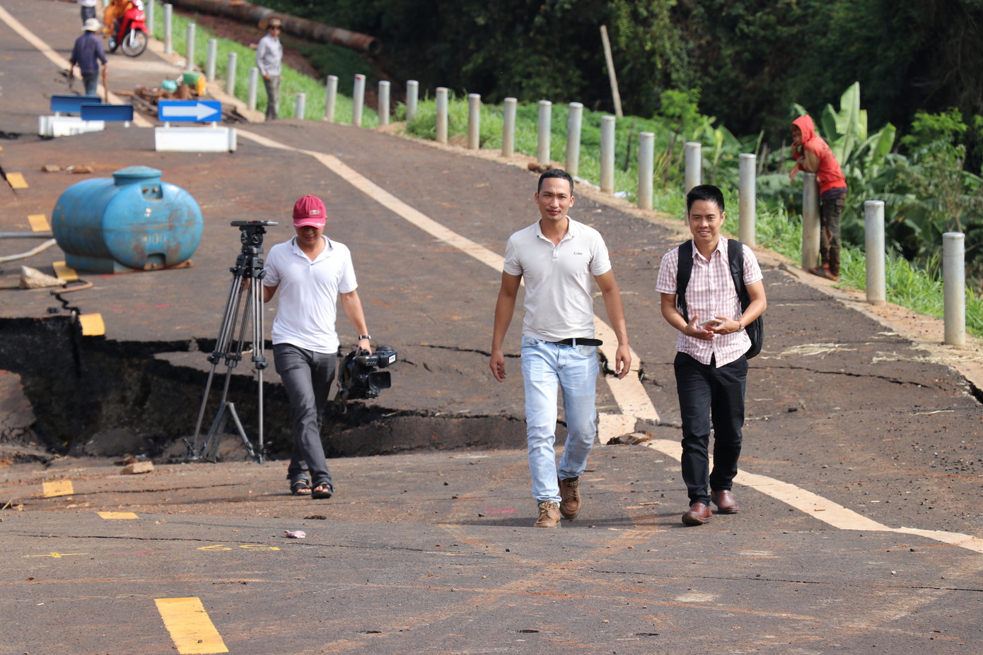 Chứng kiến đường 250 tỉ sụp lún dữ dội, Đại biểu Quốc hội kêu quá khủng khiếp ảnh 4