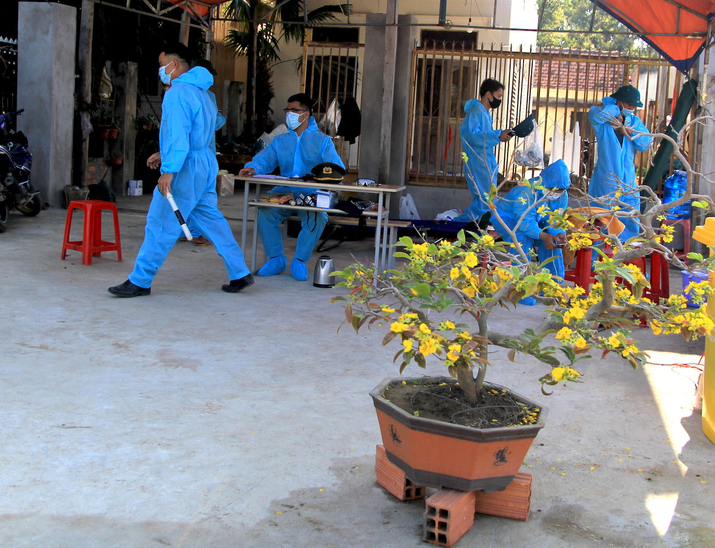 Xem cán bộ y tế, chiến sĩ ở Gia Lai đón Tết trên chốt gác ‘chống giặc’ COVID-19 ảnh 11