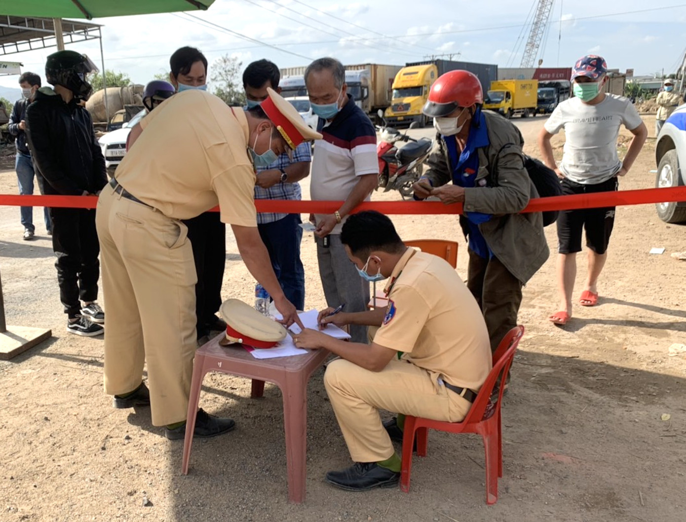 Hình ảnh lay động trong tâm dịch COVID -19 ở Gia Lai ảnh 8