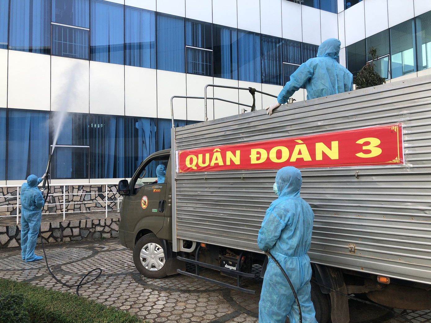 Quân đoàn 3 phun hoá chất khử khuẩn hàng loạt điểm ở Gia Lai ảnh 6