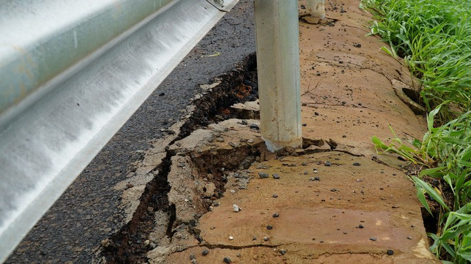 Sau trận mưa, đường 250 tỷ vừa mới làm xong nứt rộng toác ngoác ảnh 4