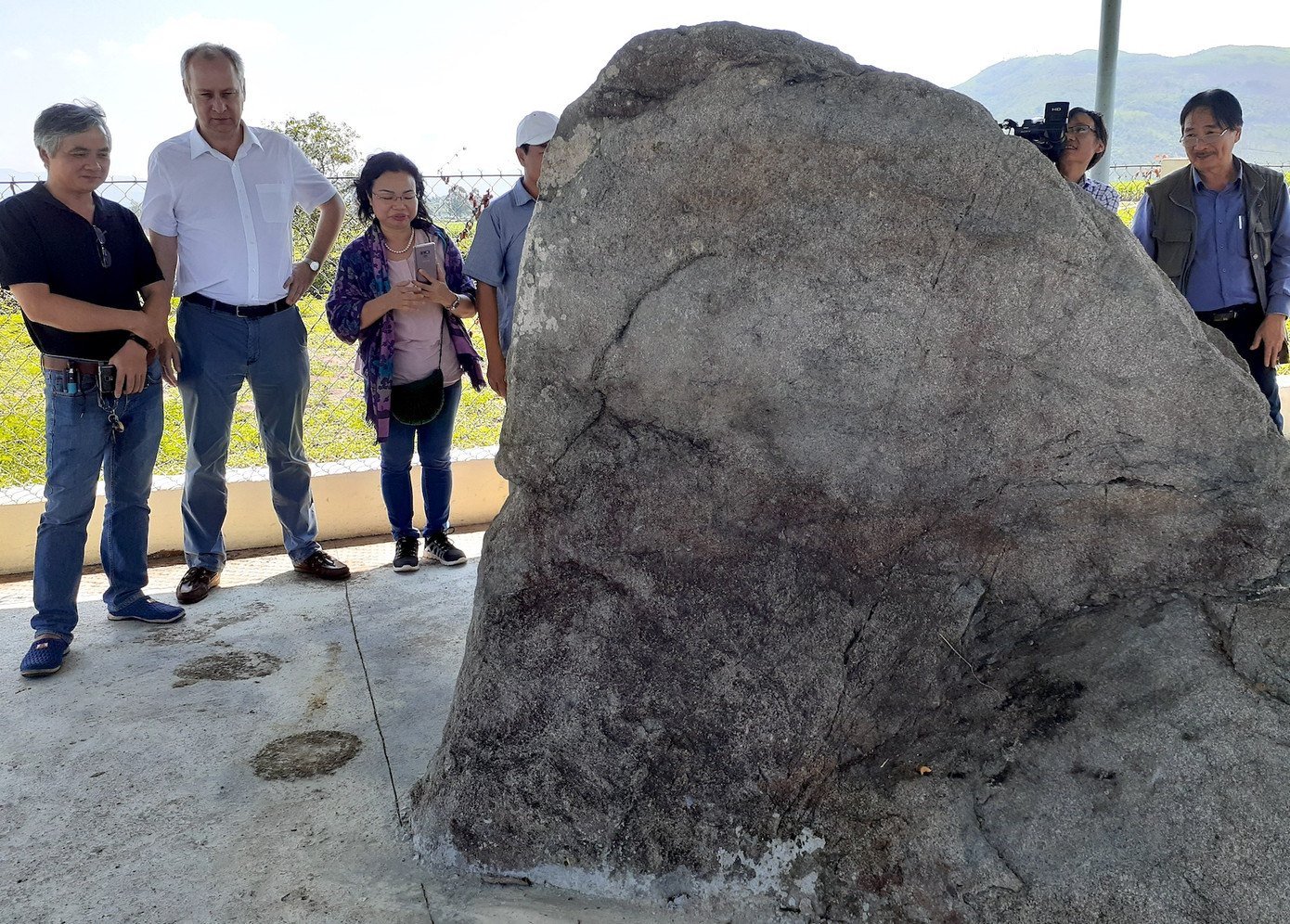 Giải mã dòng ký tự lạ khắc trên bia đá cổ ở Gia Lai ảnh 1