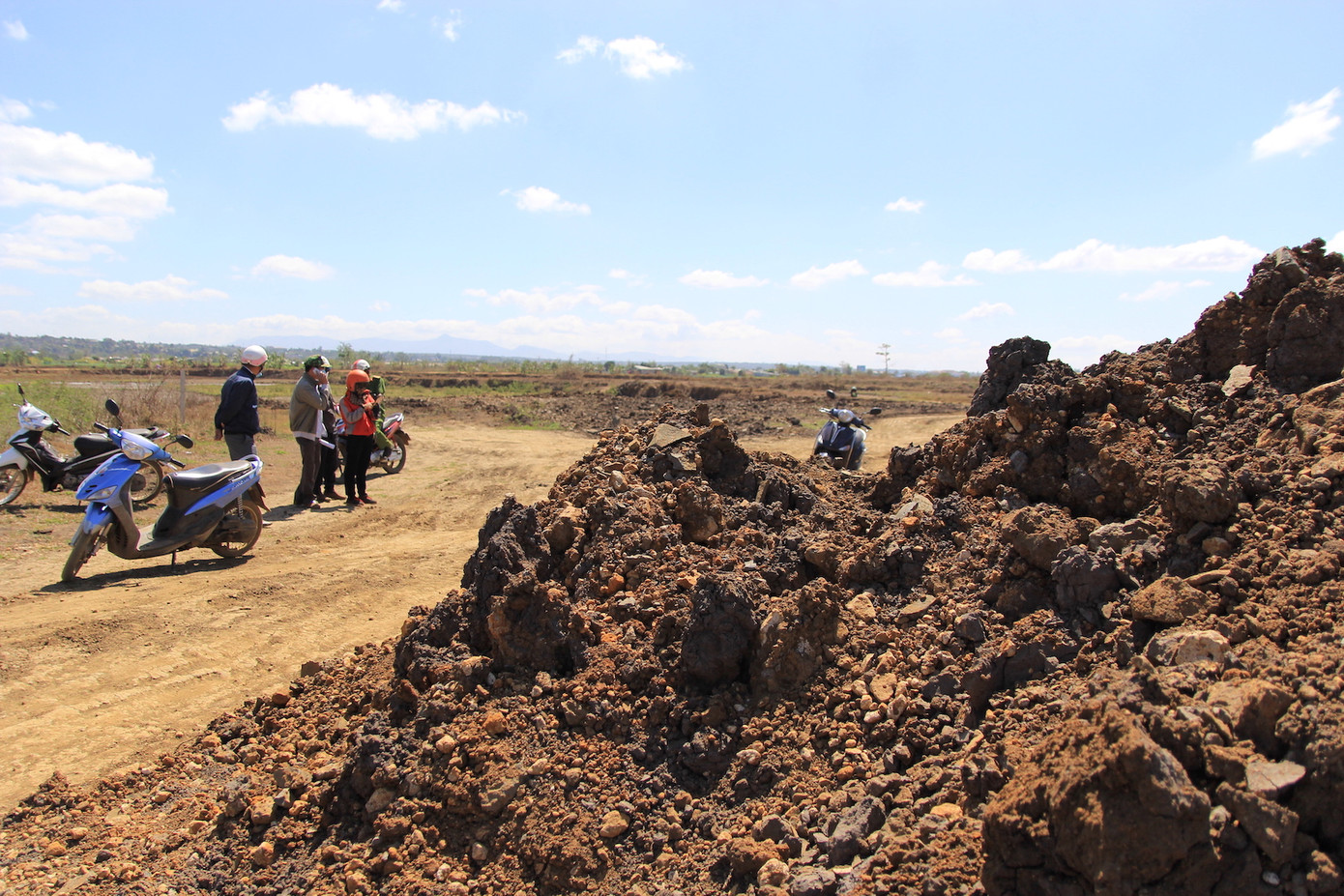 Cận cảnh mỏ đá trái phép khổng lồ gần trụ sở UBND xã ảnh 12