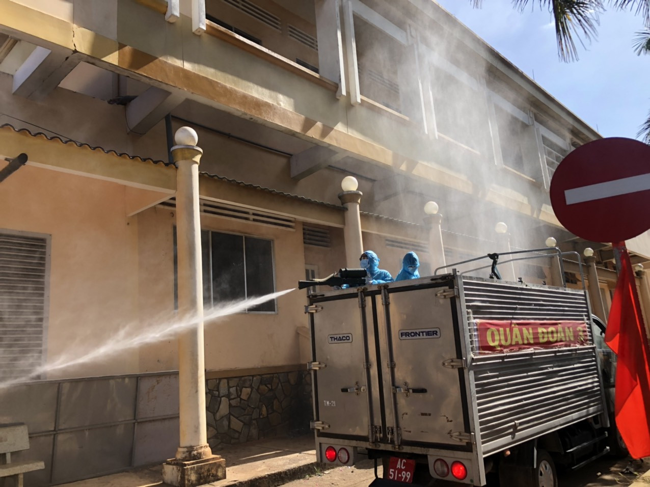 Quân đoàn 3 phun hoá chất khử khuẩn hàng loạt điểm ở Gia Lai ảnh 2