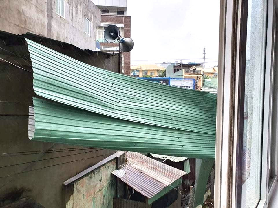 Bão số 9 cuốn trôi cầu, tốc hàng loạt mái nhà ở Gia Lai - Kon Tum ảnh 1