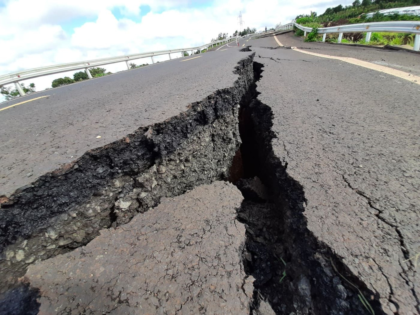 Đường 250 tỉ nứt toác lợn chui lọt sau mưa, sao lại định vá víu bằng xi măng? ảnh 1