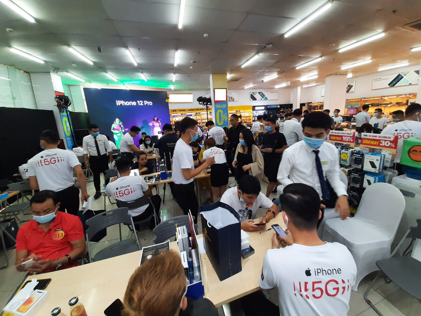 Hà Nội: Rồng rắn xếp hàng mua Iphone 12 ảnh 4