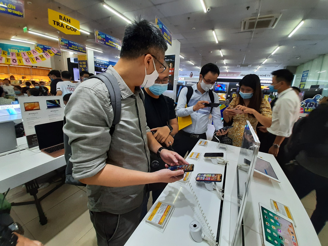 Hà Nội: Rồng rắn xếp hàng mua Iphone 12 ảnh 3