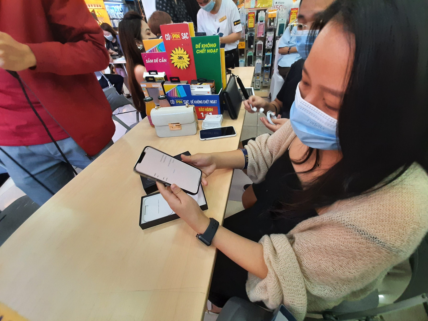 Hà Nội: Rồng rắn xếp hàng mua Iphone 12 ảnh 2