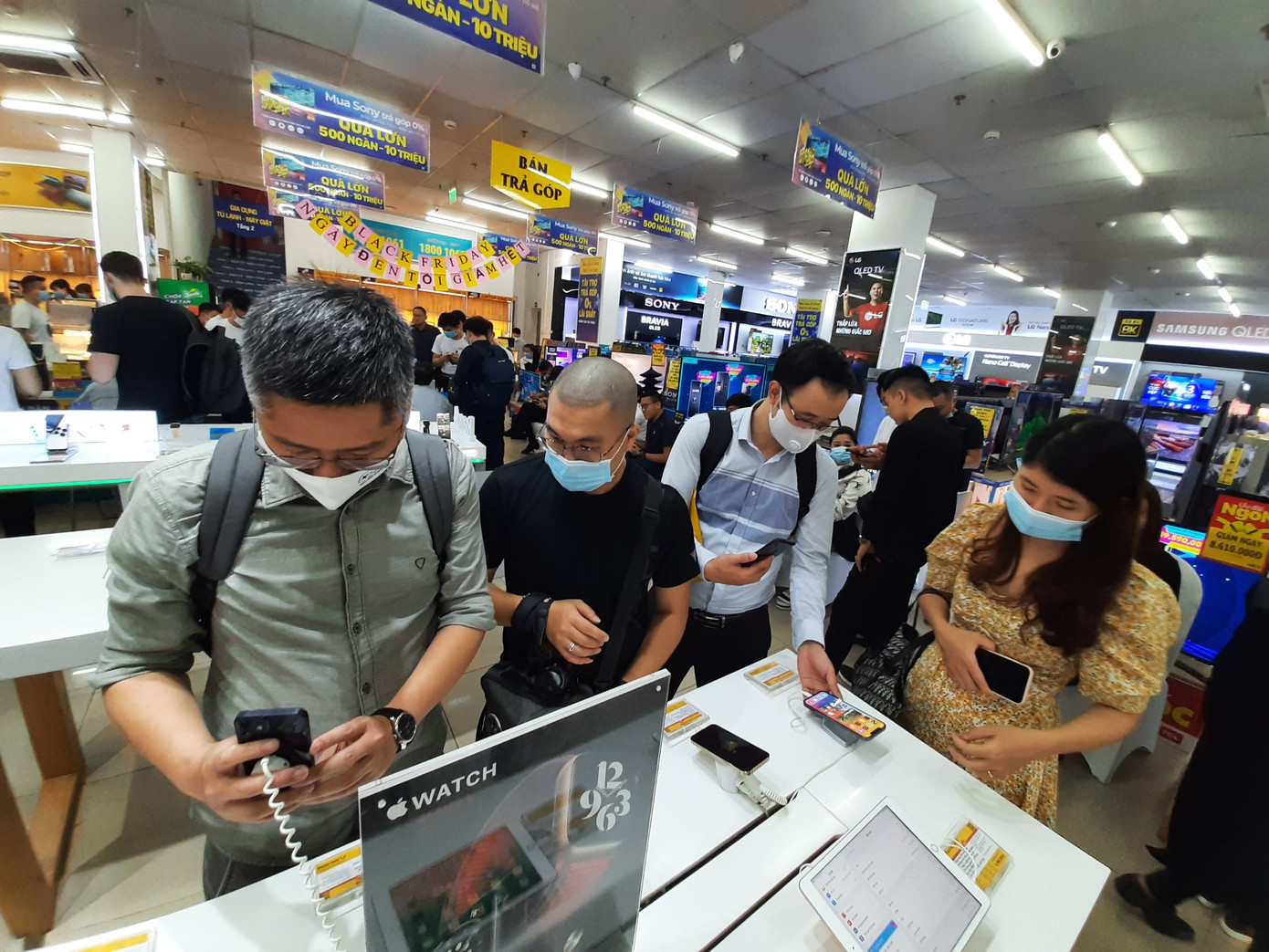 Hà Nội: Rồng rắn xếp hàng mua Iphone 12 ảnh 1