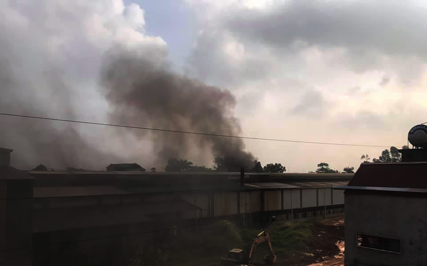 Người dân cạnh Cty có dầu thải đổ xuống sông Đà chìm trong khói ô nhiễm ảnh 1