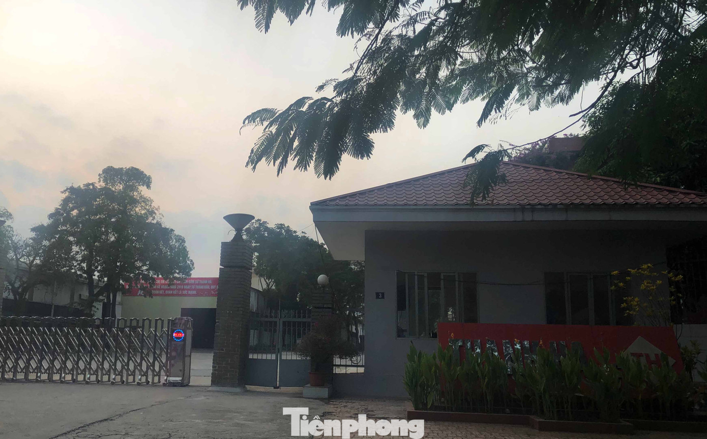 Người dân cạnh Cty có dầu thải đổ xuống sông Đà chìm trong khói ô nhiễm ảnh 3