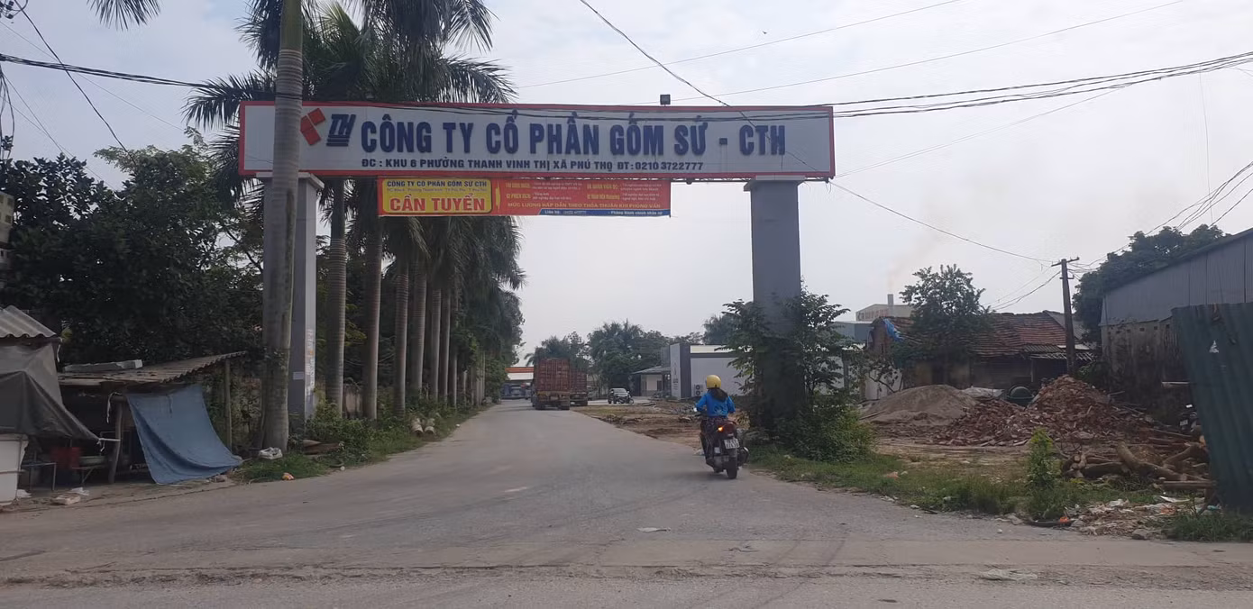 Tận thấy nơi chứa dầu thải đổ vào nguồn nước sạch sông Đà ảnh 1