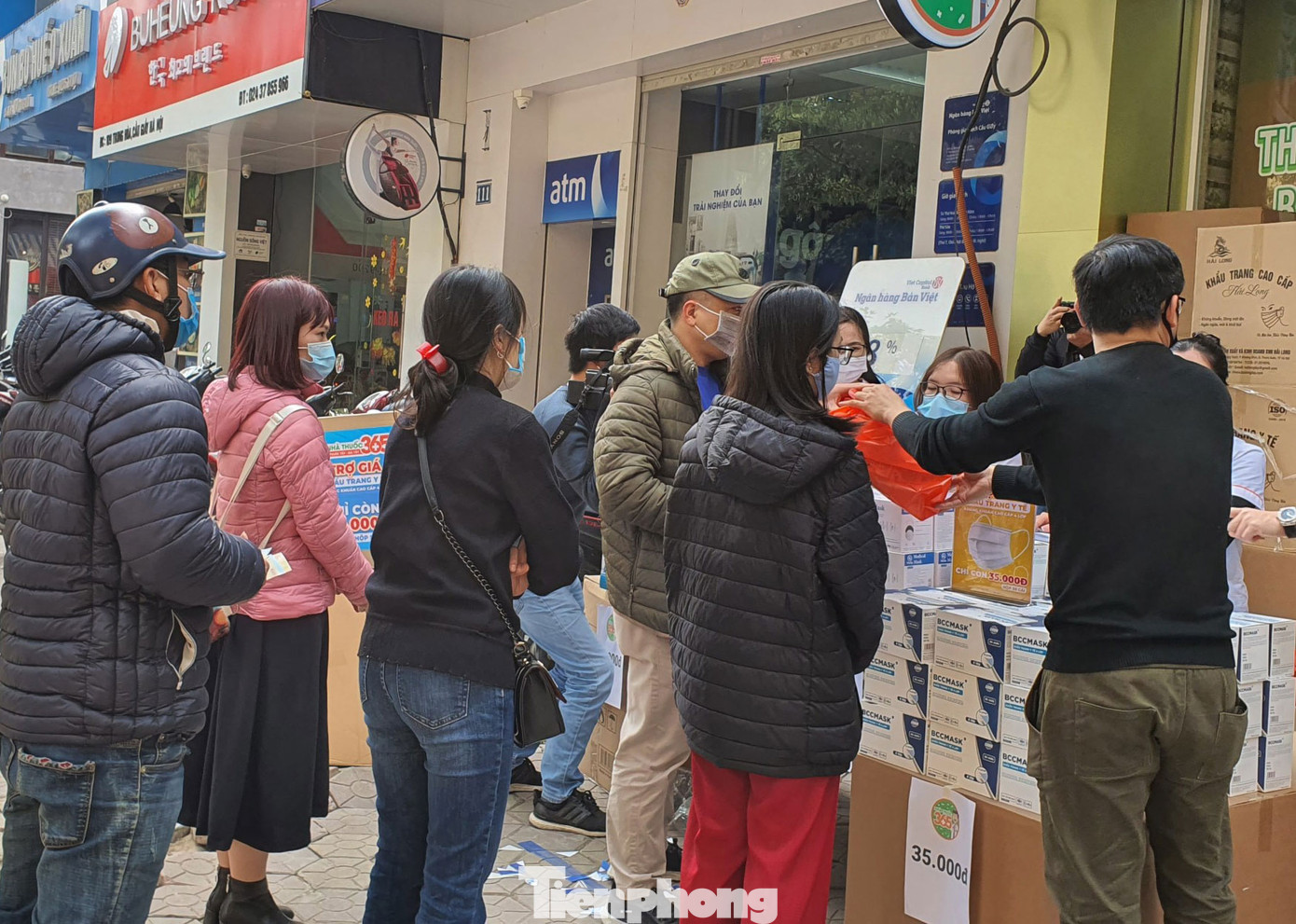Một nhà thuốc tại Hà Nội phát 50 nghìn khẩu trang miễn phí cho người đi đường ảnh 7