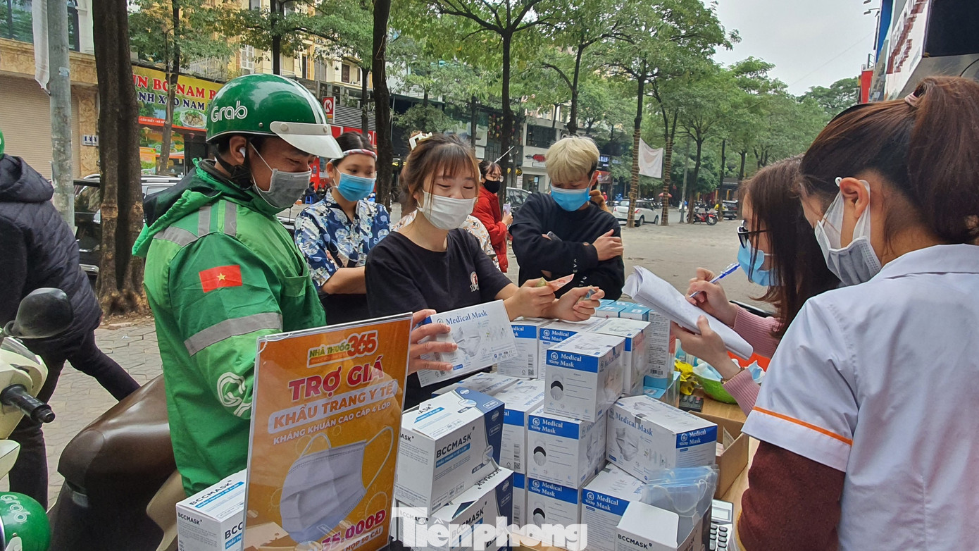 Một nhà thuốc tại Hà Nội phát 50 nghìn khẩu trang miễn phí cho người đi đường ảnh 4