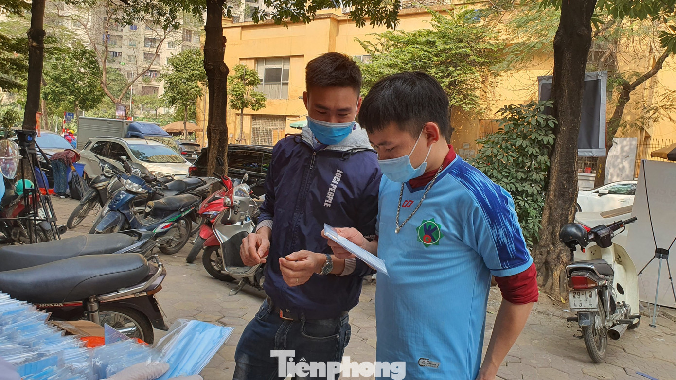 Một nhà thuốc tại Hà Nội phát 50 nghìn khẩu trang miễn phí cho người đi đường ảnh 6
