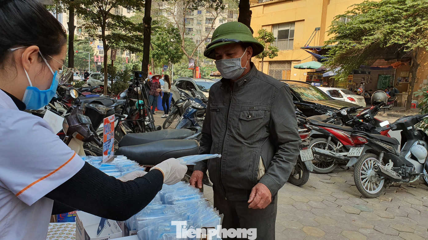 Một nhà thuốc tại Hà Nội phát 50 nghìn khẩu trang miễn phí cho người đi đường ảnh 2