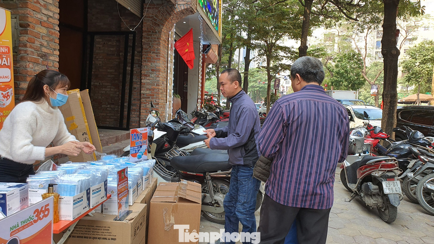 Một nhà thuốc tại Hà Nội phát 50 nghìn khẩu trang miễn phí cho người đi đường ảnh 3