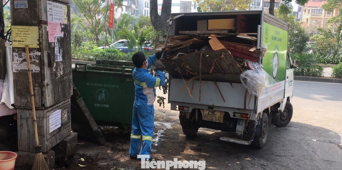 Cận cảnh công nhân môi trường chật vật dọn rác cồng kềnh ngày giáp Tết ảnh 4