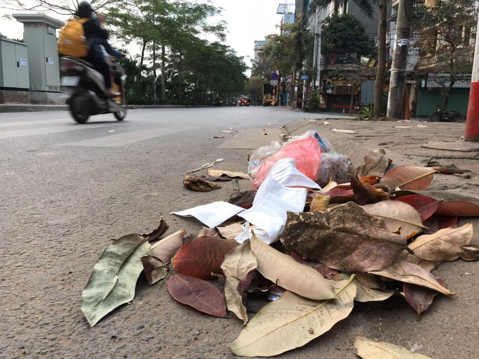Giữa dịch Covid-19, tình trạng vứt bừa bãi khẩu trang bẩn tái diễn ở Hà Nội ảnh 11