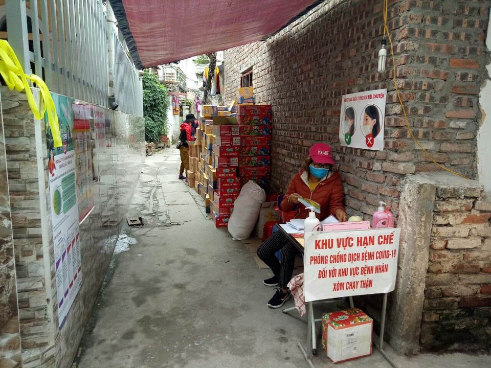 Nhiều phần quà ý nghĩa đến xóm chạy thận cạnh bệnh viện Bạch Mai sau cách ly ảnh 1