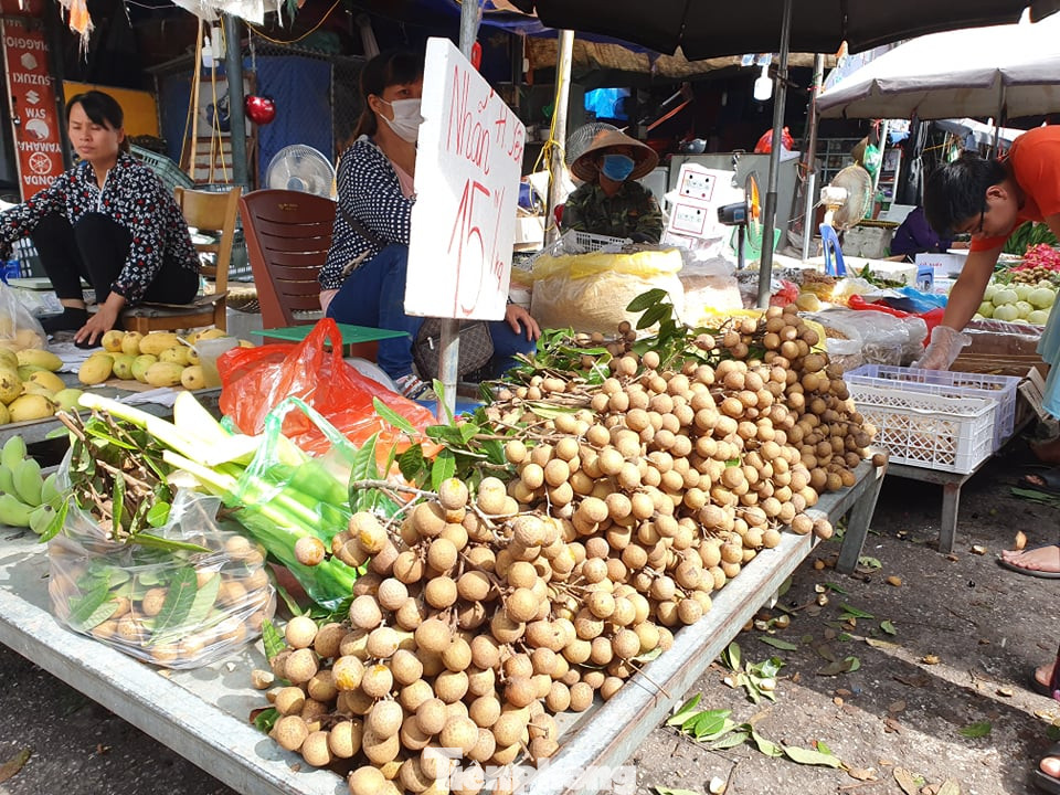 Gặp khó vì dịch COVID -19, nhãn giá rẻ tràn ngập đường phố Thủ đô ảnh 2